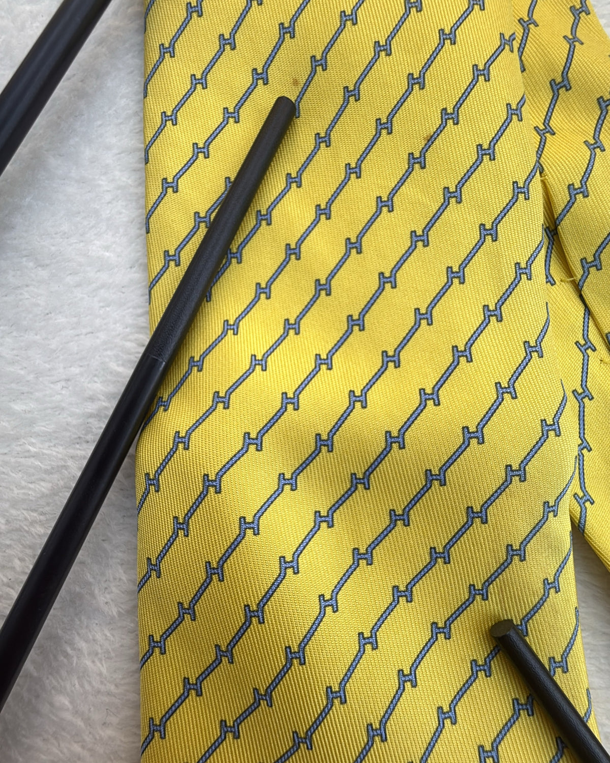 Hermès Paris Silk, Silk Tie 606085 FA Geometric Interlocking H Links Yellow Blue