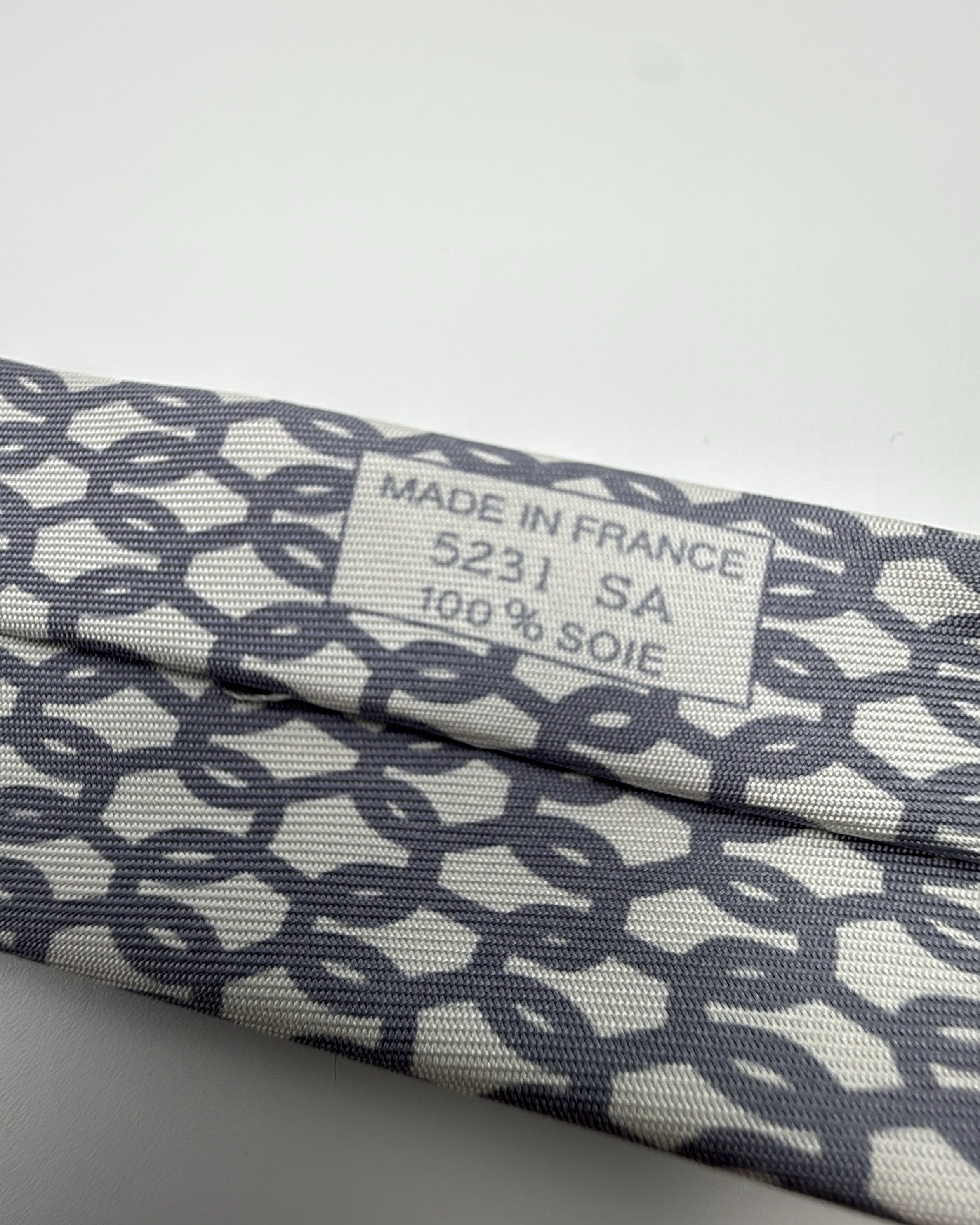 Hermès Paris Silk Tie 5231 SA Geometric White Grey Necktie Made in France