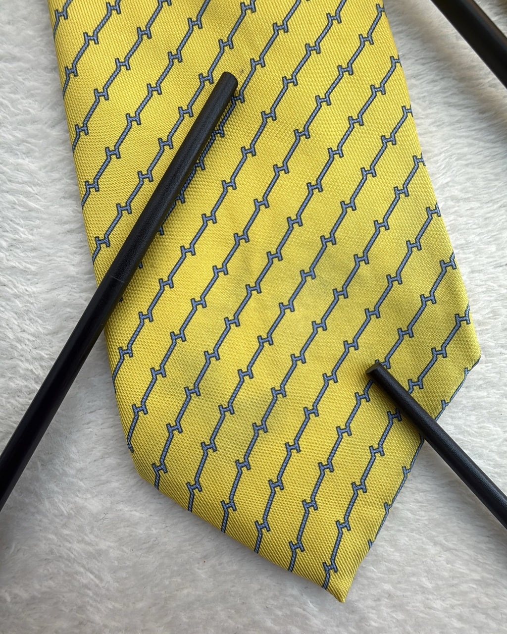 Hermès Paris Silk, Silk Tie 606085 FA Geometric Interlocking H Links Yellow Blue